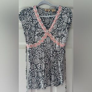 Quizz Trends Women’s Floral V-Neck Women Top - Gray and White Sz M